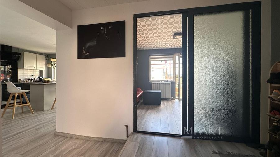Casă individuală cu 10 camere decomandat cu Canalizare în Central