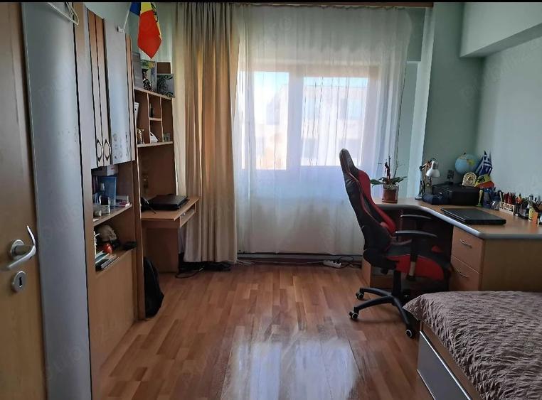 Apartament cu 4 camere decomandat în Confecții