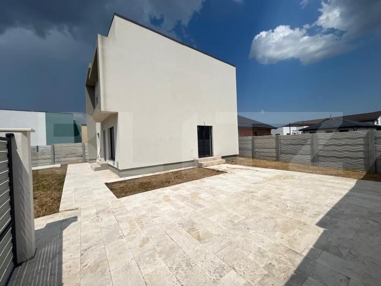 Casă individuală cu 3 camere cu Canalizare în Est