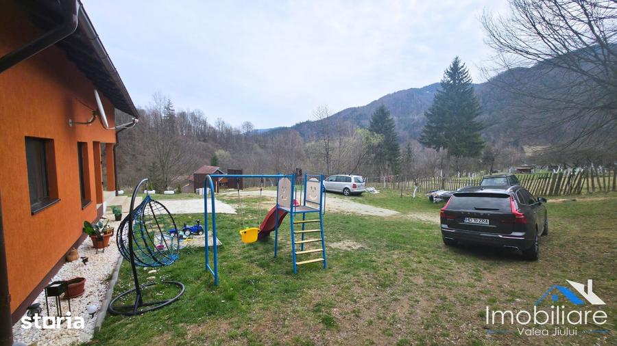 Casă cu 4 camere cu Teren 1711 Mp în Uric