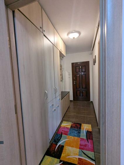 Apartament cu 3 camere semidecomandat, mobilat în Buziașului