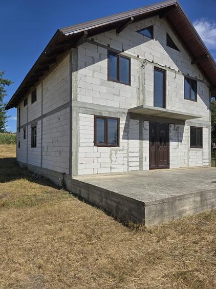 Casă individuală cu 6 camere cu Teren 7734 Mp în Ionășeni (Vârfu Câmpului)