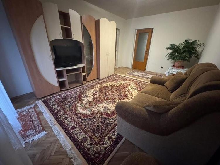 Apartament cu 2 camere semidecomandat în Intim