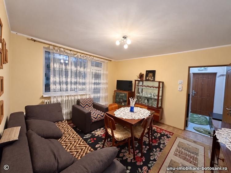 Apartament cu 4 camere semidecomandat în Central