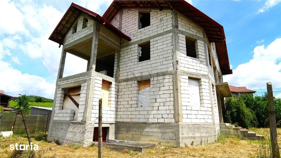 Casă cu 6 camere cu Teren 500 Mp în Aninoasa