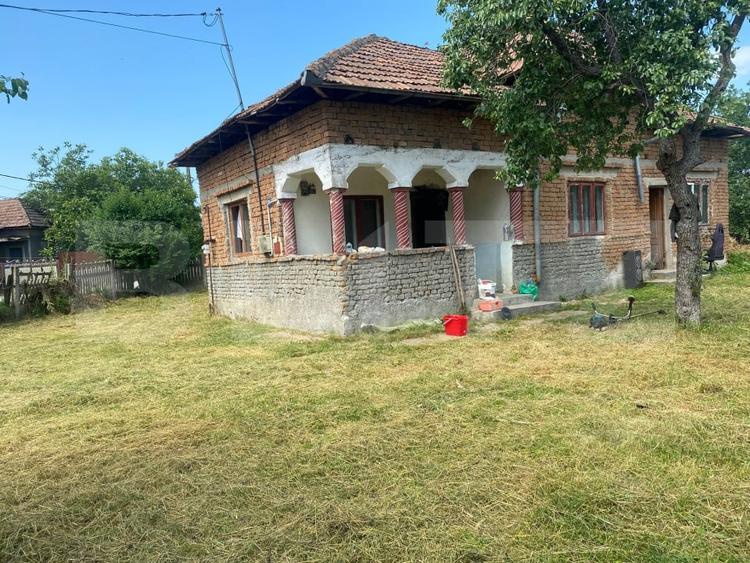 Casă individuală cu 3 camere cu Canalizare în Teiș