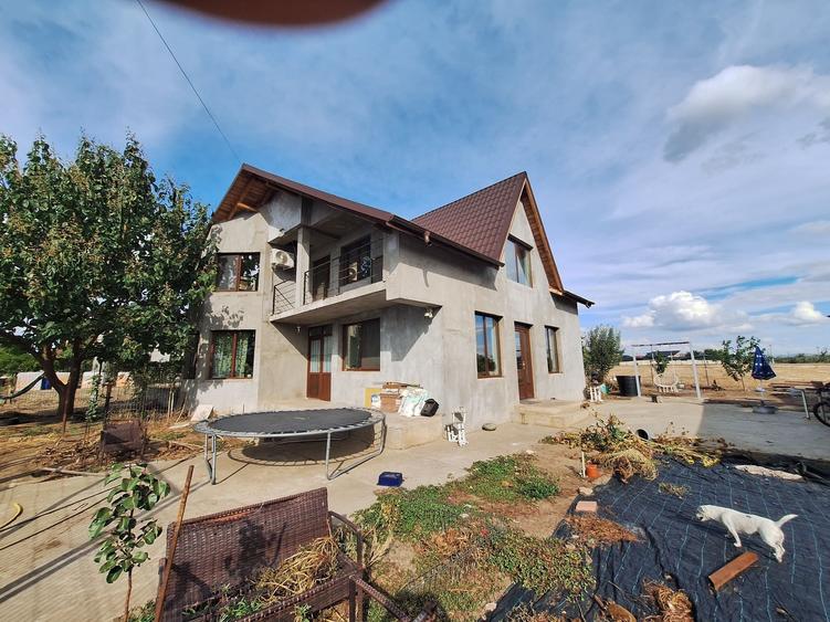 Casă cu 4 camere în Cazasu