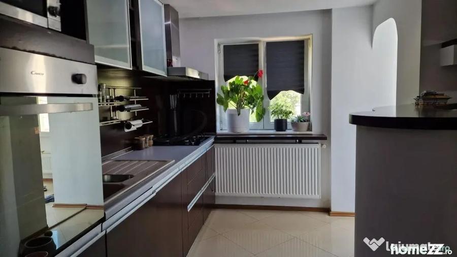Apartament cu 3 camere decomandat în Drumul Sării
