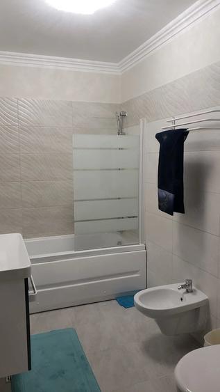 Apartament cu 3 camere decomandat în Tractorul