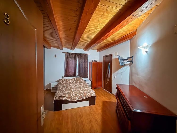 Casă individuală cu 8 camere cu Teren 1318 Mp în Central