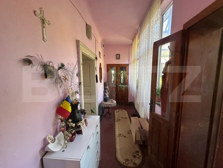 Casă individuală cu 9 camere cu Canalizare în Central