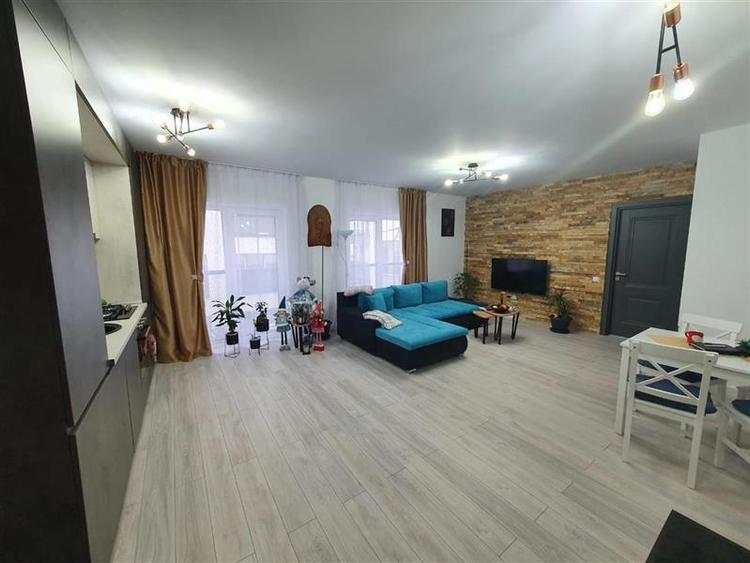 Apartament cu 3 camere semidecomandat, mobilat în Iris