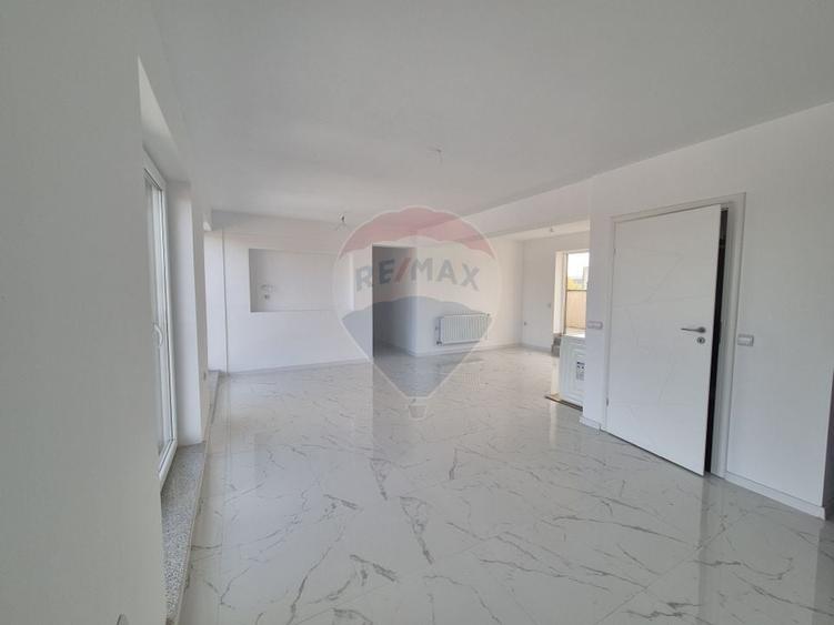 Penthouse cu 4 camere decomandat în Kogălniceanu