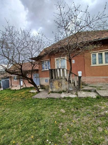 Casă cu 4 camere în Almașu