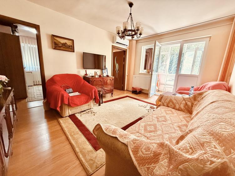 Apartament cu 3 camere semidecomandat în