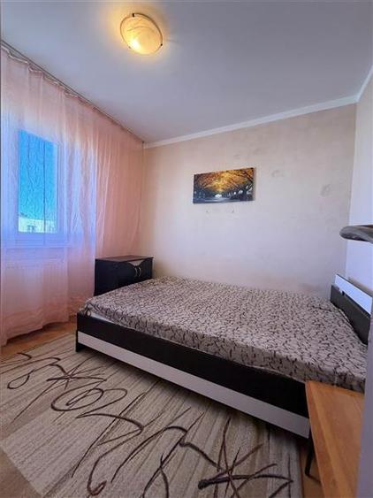 Apartament cu 3 camere semidecomandat, mobilat în Florilor