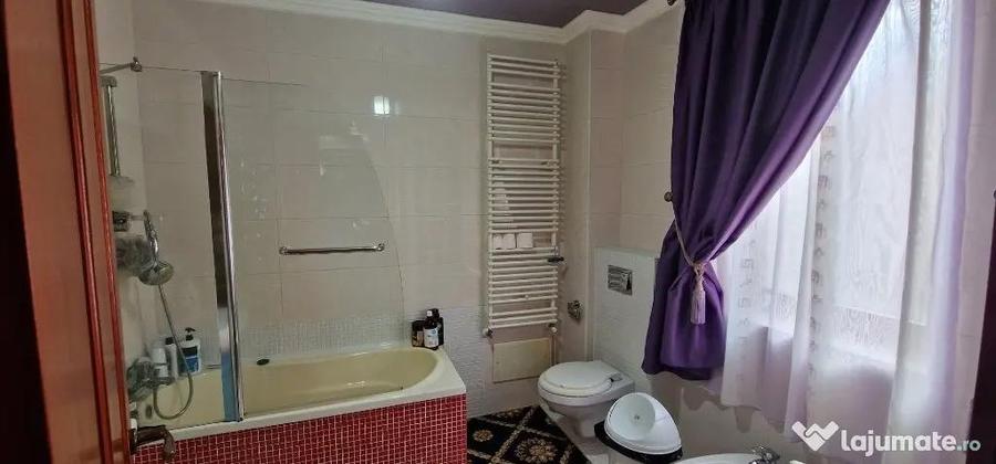 Casă cu 6 camere cu Teren 698 Mp în Sânmartin