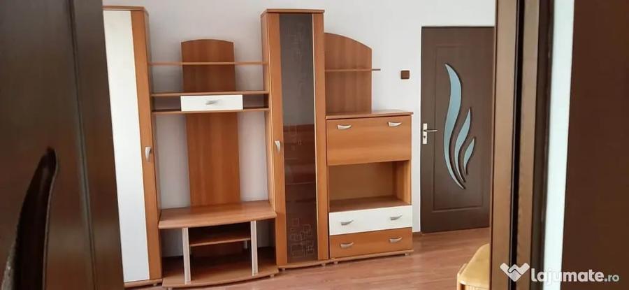 Apartament cu 3 camere semidecomandat în Malu Roșu