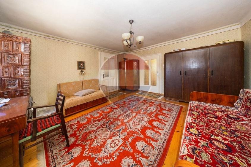 Casă individuală cu 6 camere cu Teren 1900 Mp în Central