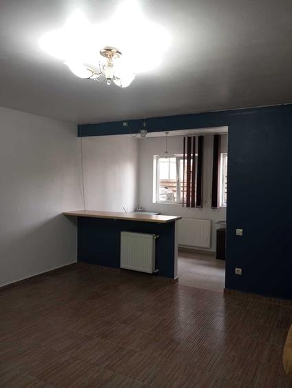 Garsonieră decomandată în Roșu