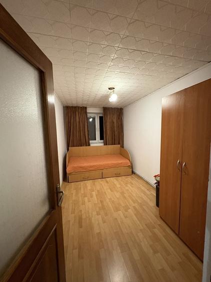 Apartament cu 3 camere semidecomandat în Mihai Bravu