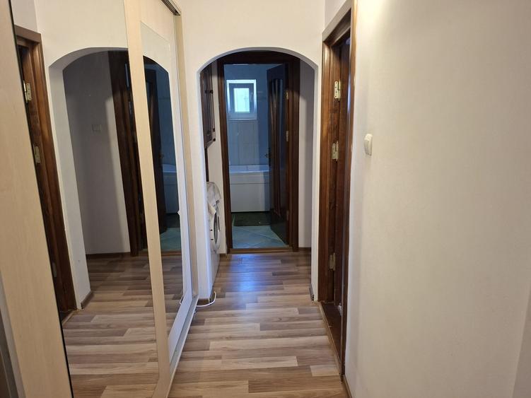Apartament cu 3 camere decomandat în Racova