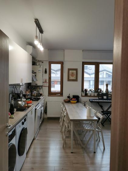 Apartament cu 4 camere decomandat, mobilat în Dămăroaia