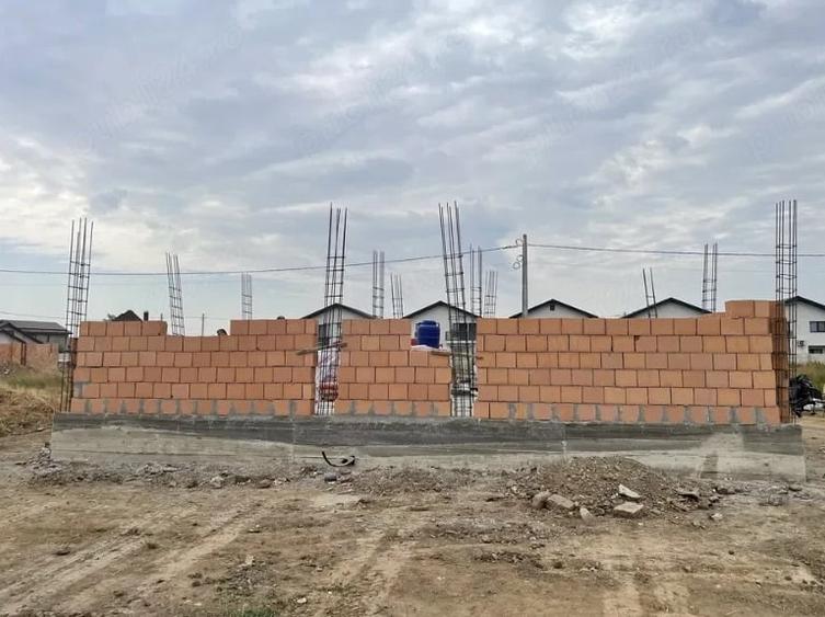 Casă cu Teren 275 Mp în 1 Decembrie