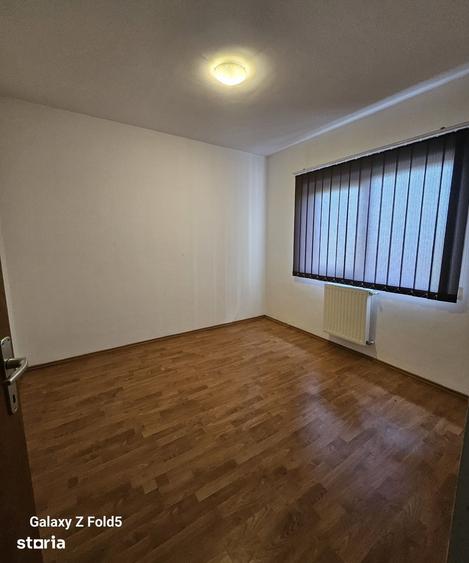Casă cu 4 camere semidecomandat cu Teren 250 Mp în Europa