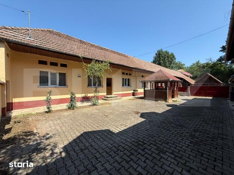 Casă cu 10 camere cu Teren 5500 Mp în Hârseni