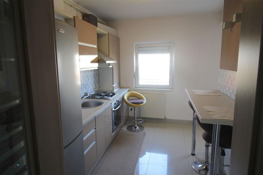 Apartament cu 5 camere decomandat în Aradului