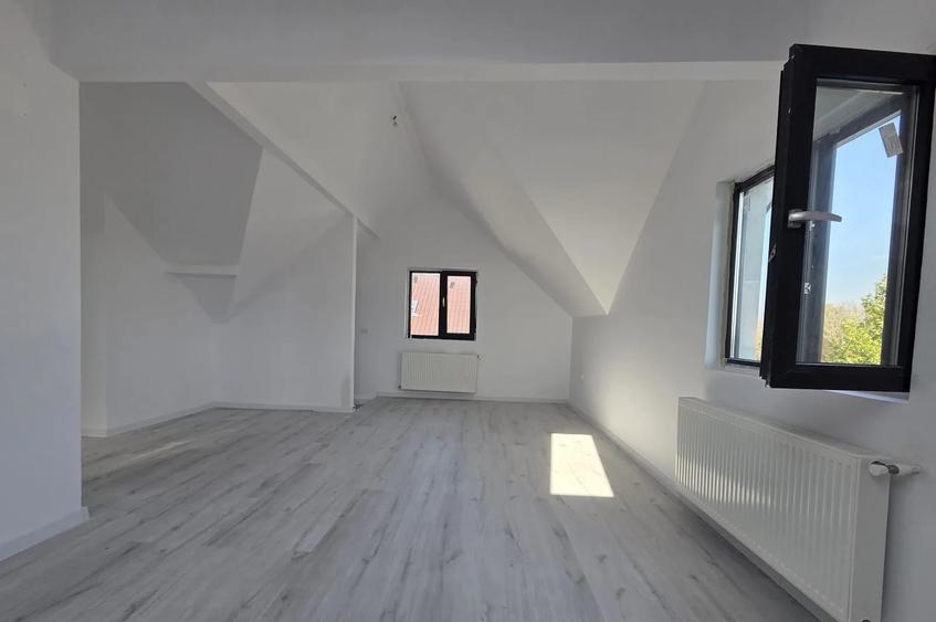 Casă cu 5 camere cu Teren 410 Mp în Domnești