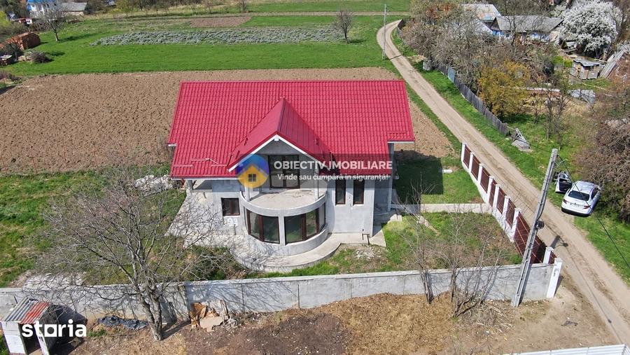 Casă cu 4 camere cu Teren 953 Mp în Girov