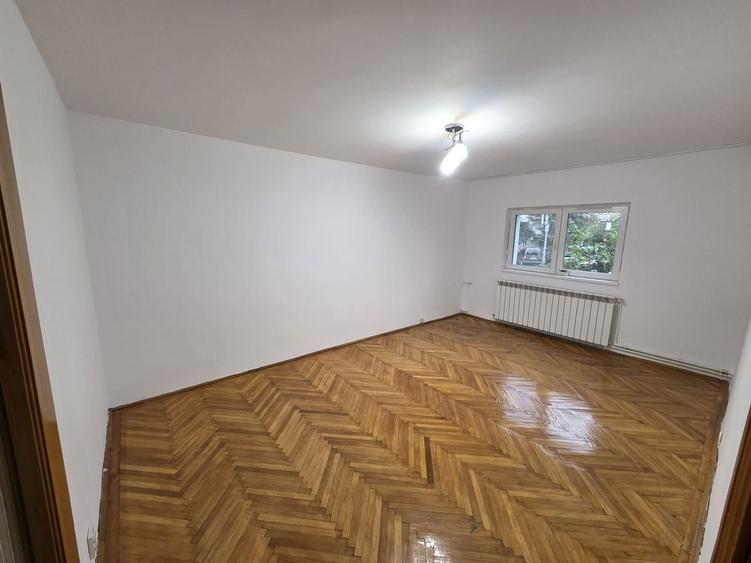 Apartament cu 3 camere semidecomandat în Tomis III
