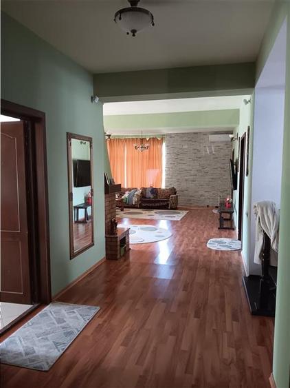 Casă individuală cu 10 camere cu Teren 700 Mp în Valea Lupului