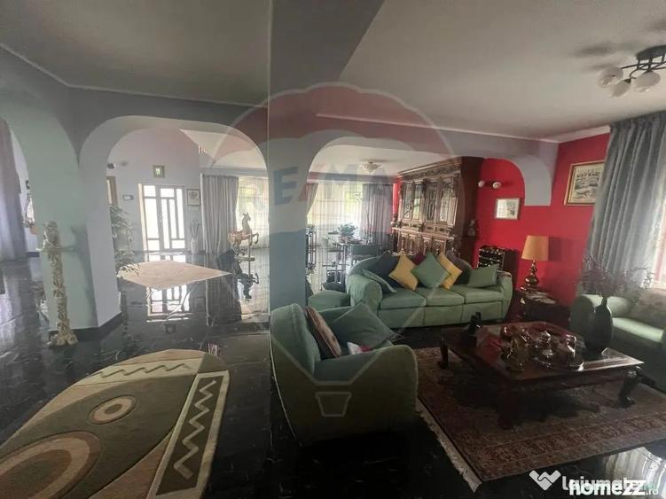 Casă cu 7 camere cu Teren 983 Mp în Garoafa