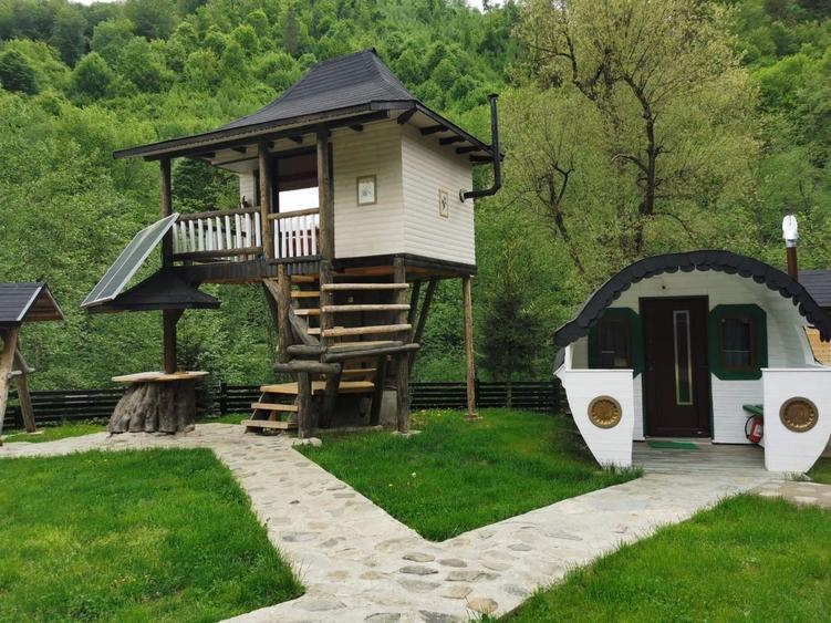 Casă individuală cu 8 camere cu Canalizare în Molid