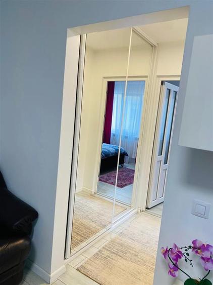 Apartament cu 3 camere semidecomandat, mobilat în Central