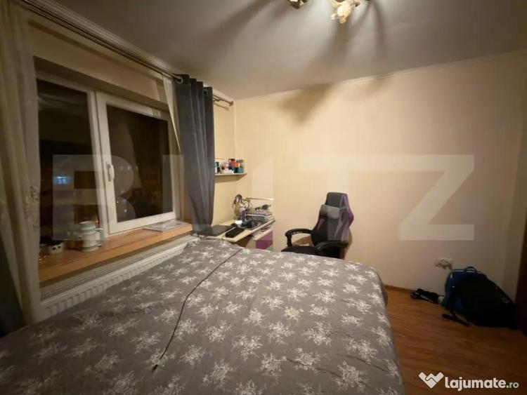 Apartament cu 3 camere semidecomandat în Craiovița Nouă