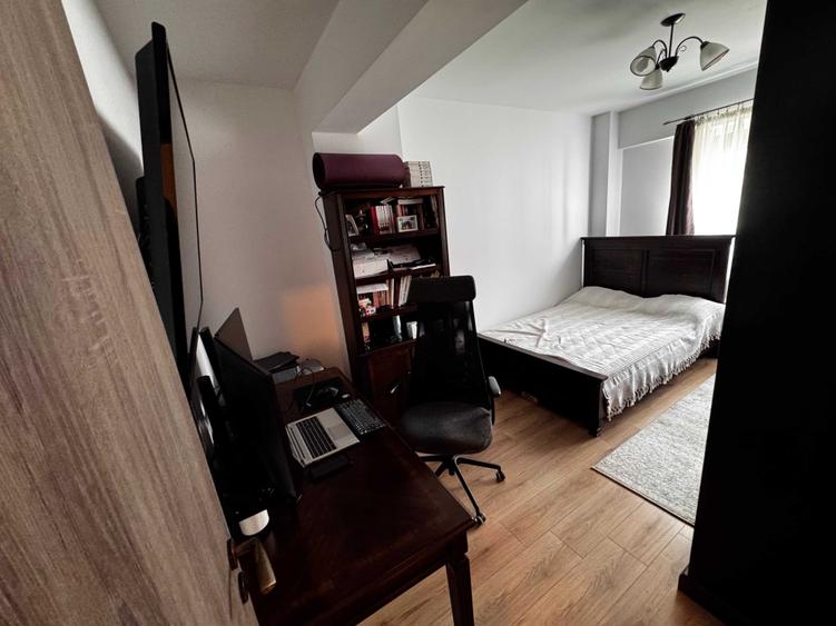 Apartament cu 3 camere decomandat în Roșu