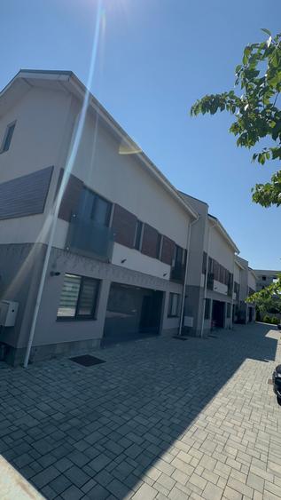 Duplex cu 5 camere cu Canalizare în Est
