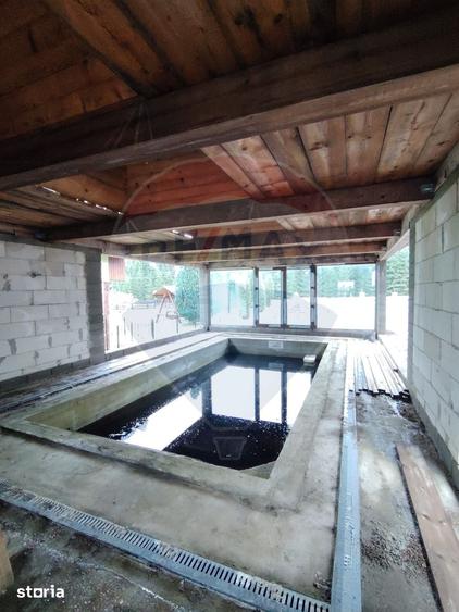 Casă cu 8 camere cu Teren 1000 Mp în Poiana Stampei