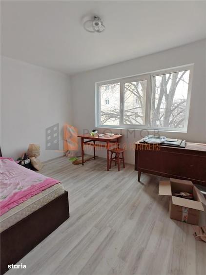 Apartament cu 3 camere semidecomandat în Lacu