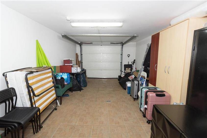 Duplex cu 8 camere cu Canalizare în Exterior Est