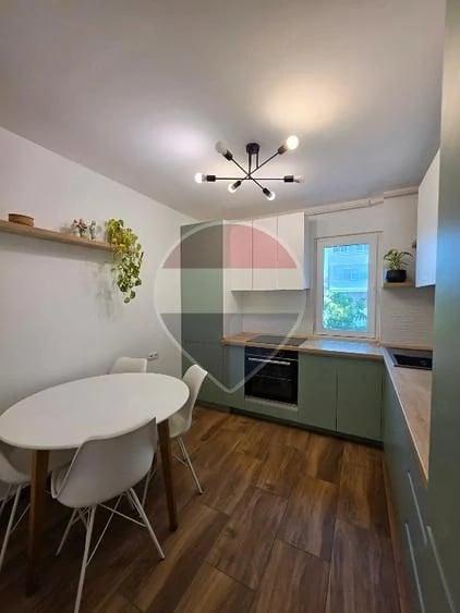 Apartament cu 3 camere semidecomandat în Podu Roș