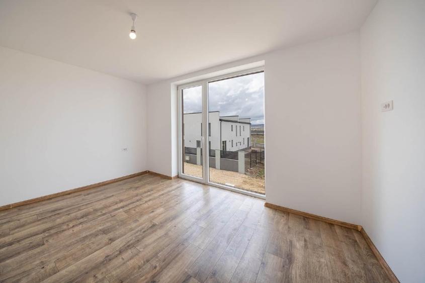 Duplex cu 4 camere cu Canalizare în Sud