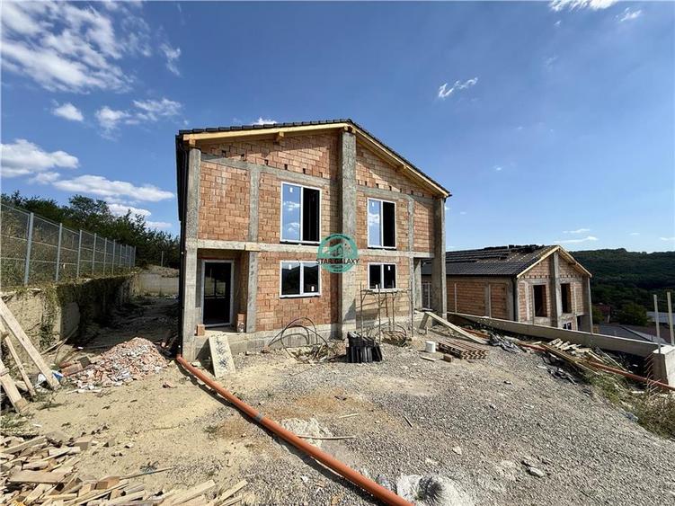 Duplex cu 4 camere cu Canalizare în Corunca