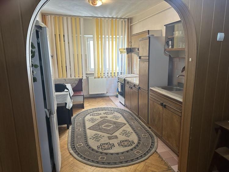 Apartament cu 3 camere decomandat în Central