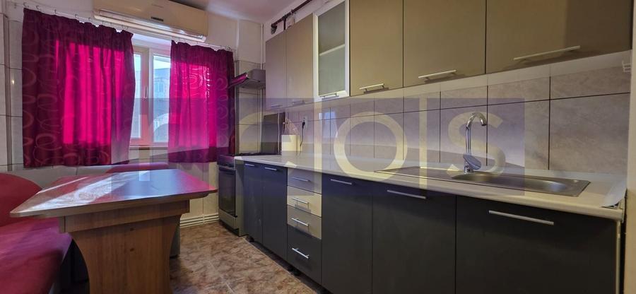 Apartament cu 4 camere semidecomandat, mobilat în Tineretului
