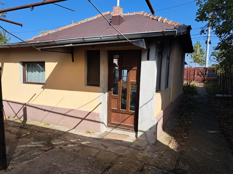 Casă cu 4 camere cu Garaj în Central